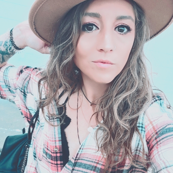 Meet your Posher, Stephanie - Picture 1 of 16